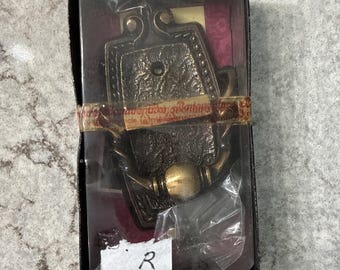 Aldaba de puerta vintage Amerock de latón con diseño de flor de lis, estilo Regencia, color bronce.