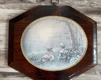 Placa de vidro com contas 3D vintage Plum Pretty com moldura de madeira para pendurar, menino ou menina. LEIA