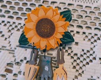 Broche vintage de madera pintado a mano con diseño de girasol y herramientas de jardinería / Broche floral estilo cottagecore