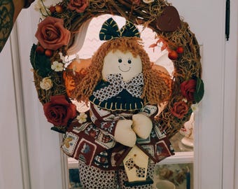 Corona de vid estilo vintage con muñeca de trapo, decoración para puerta de cabaña, adorno floral de pared estilo casa de campo.