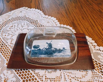 Vintage Delft Blau Windmühle Butterdose | Tablett aus Holz, Acryl Kuppel, Cottagecore Kitchen Decor