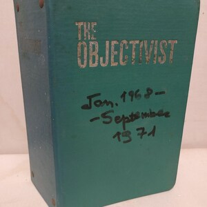 以下が含まれることがあります： 「THE OBJECTIVIST」と書かれた、手書きの「Jan. 1968 - September 1971」という文字が入った、ターコイズ色の本。本の形は長方形で、背表紙には金属製のリベットが付いています。