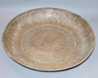 TheBidder presenta: Plato antiguo islámico de cobre grabado de los siglos XVIII-XIX con firma de artista.