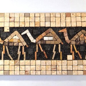 Pode incluir: Uma obra de arte em mosaico retangular com três camelos. Os camelos são retratados em tons de bege, castanho e branco, sobre um fundo preto. A borda é feita de ladrilhos quadrados bege e pretos.