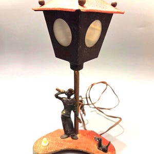 TheBidder presenta: Lámpara de mesa HAKULI Israel de latón de mediados de siglo – Estilo Rohac / Hagenauer, marinero y perro