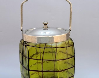 Tarro para galletas Art Nouveau de cristal verde iridiscente Loetz con tapa cromada, estilo bohemio.