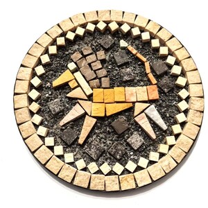 Pode incluir: Um mosaico redondo com um desenho de cavalo. O cavalo é composto por várias telhas coloridas, incluindo amarelo, laranja e castanho, sobre um fundo cinza escuro. O mosaico é emoldurado por uma borda de telhas quadradas bege.