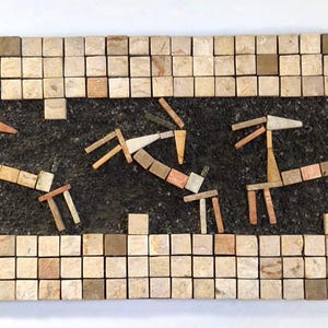 Pode incluir: Uma obra de arte em mosaico retangular com três figuras de animais estilizadas sobre um fundo escuro. Os animais são construídos com pequenas telhas retangulares em tons de bege, castanho e laranja. A borda é feita de telhas quadradas.