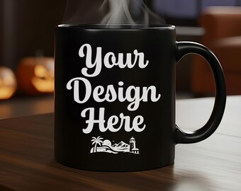 Mockup di tazza di Halloween, mockup di tazza da caffè nera, presentazione di prodotti per la stagione spettrale, mockup di tazza da 11 oz in formato JPEG, accogliente sfondo digitale con camino autunnale