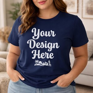 Könnte beinhalten: Marineblaues T-Shirt mit dem weißen Text "Your Design Here". Das Design umfasst eine Palme, Berge und einen Leuchtturm. Das Model trägt eine blaue Jeans.