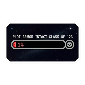 Pode incluir: Adesivo retangular com fundo escuro, apresentando uma barra de saúde pixelizada em 1% e o texto "PLOT ARMOR INTACT: CLASS OF '26". A barra de saúde tem um ícone de caveira no lado direito.