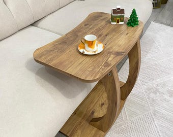 Handgemaakte C-tafel. Op wielen. Eenvoudige installatie. Moderne huishoudelijke artikelen. Grenen en wit marmer.