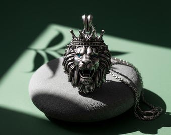 Gekrönte Löwenkopf-Halskette: 925 Sterlingsilber, oxidiertes Matt-Finish, blaue Edelstein-Augen