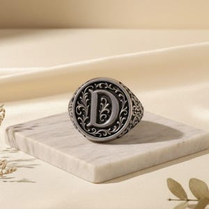 Anillo de sello con inicial personalizada: Anillo de plata de ley con monograma D grabado.