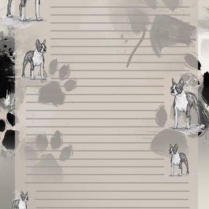 Op de afbeelding: Gelijnd briefpapier met schetsen van Boston Terriers en pootafdrukken. De achtergrond is beige met zwarte en grijze verfspatten. De schetsen van de Boston Terriers zijn zwart-wit.