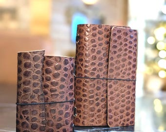 Diario tríptico de piel con relieve de cocodrilo marrón (A5/A6, ojales plateados, cocodrilo marrón mixto 002)