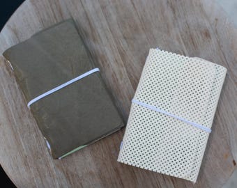 Diario tríptico de cuero verde oliva, blanco perforado, hecho a mano, tamaño A6