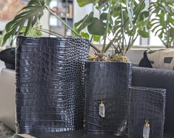 Diario tríptico de piel con relieve de cocodrilo / Cristal de cuarzo, ojales dorados