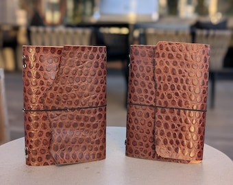 Diario de cuero tríptico con relieve de cocodrilo marrón, tamaño A5, piel auténtica con ojales plateados, color marrón cocodrilo MIXTO 002