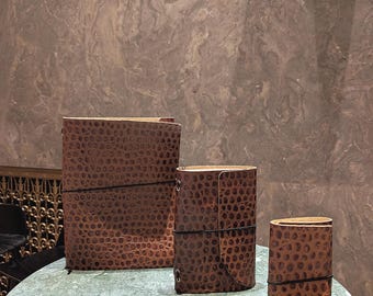 Diario tríptico de piel con relieve de cocodrilo marrón (Trío 02) — A4, A5, A6 / Herrajes plateados