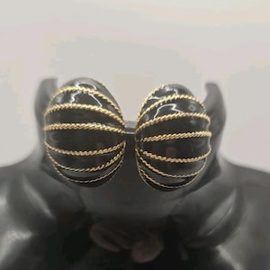 Pendientes Napier VTG de esmalte negro y trenza dorada con cierre de rosca y clip, en excelente estado.