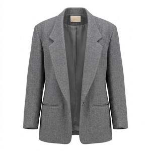 Puede incluir: Un blazer gris jaspeado con solapa de muesca, mangas largas y dos bolsillos horizontales ribeteados en la cintura. La prenda cuenta con un cierre de un solo botón, un forro interior gris oscuro y una etiqueta de la marca Pendleton en el cuello.
