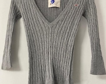 Maglione vintage Hollister Y2K grigio a trecce con scollo a V (taglia M)