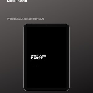 Könnte beinhalten: Ein digitaler Planer auf einem Tablet mit dem weißen Text "Antisocial Planner". Der Text "Digital Planner" befindet sich über dem Tablet. Der Satz "Produktivität ohne sozialen Druck" ist ebenfalls sichtbar.