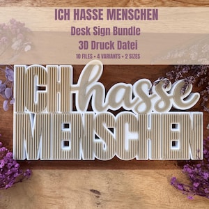 Könnte beinhalten: Ein Schreibtischschild mit dem deutschen Satz "ICH HASSE MENSCHEN" in einem geschichteten Design. Das Schild zeigt den Text "Desk Sign Bundle" und "3D Druck Datei". Das Schild besteht aus einem hellbraunen Material mit weißen Akzenten.
