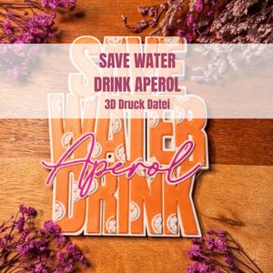 Könnte beinhalten: Ein orange-weißes 3D-gedrucktes Schild mit dem Text "SAVE WATER DRINK APEROL" in Weiß und Pink. Das Design zeigt Zitronenscheiben und wird von lila Blumen umrahmt.