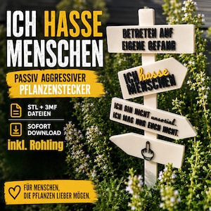 Könnte beinhalten: Ein weißer Holzwegweiser mit mehreren Richtungsschildern. Die Schilder haben schwarzen Text mit der Aufschrift "ICH HASSE MENSCHEN" und "BETRETEN AUF EIGENE GEFAHR". Der Wegweiser befindet sich in einem Garten mit grünem Laub.