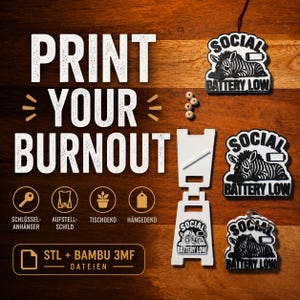 Op de afbeelding: Houten achtergrond met de witte woorden "PRINT YOUR BURNOUT". De afbeelding toont een sleutelhanger, een bord, een tafeldecoratie en een hangdecoratie. Bevat een zebra met de tekst "SOCIAL BATTERY LOW".