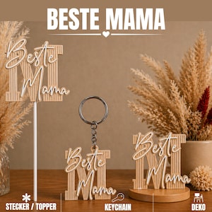 Könnte beinhalten: Dekorative Holzartikel mit dem Text "BESTE MAMA". Die Artikel umfassen einen Tortenaufsatz, einen Schlüsselanhänger und ein Dekorationselement. Der Tortenaufsatz hat einen weißen Stab. Der Schlüsselanhänger hat einen silbernen Ring.