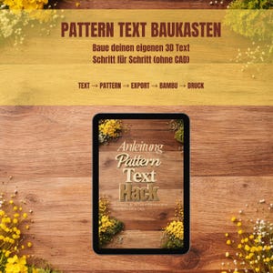 Può includere: Un tablet mostra un tutorial intitolato "Pattern Text Hack" su uno sfondo di legno, adornato con fiori gialli e bianchi. La parte superiore dell'immagine presenta il testo "Pattern Text Baukasten".