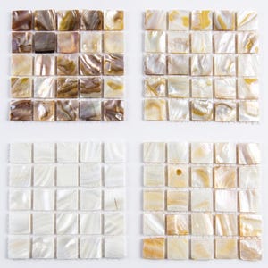 Può includere: Quattro set di piastrelle a mosaico quadrate in vari colori. Le piastrelle sono realizzate in un materiale perlescente, con colori che vanno dal bianco al marrone e all'oro. Ogni set è disposto in un motivo a griglia, che mostra la consistenza e la lucentezza delle piastrelle.