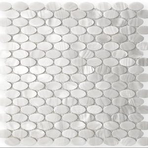 Könnte beinhalten: Eine Mosaikfliesenplatte mit zahlreichen ovalen, cremeweißen Fliesen. Die Fliesen sind in einem Raster angeordnet und bilden eine strukturierte Oberfläche. Die Fliesen haben einen perlmuttartigen Glanz, der das Licht reflektiert und einen subtilen Schimmer erzeugt.