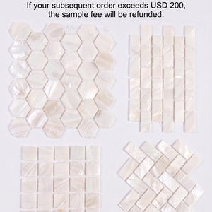 Puede incluir: Cuatro muestras de baldosas de mosaico iridiscentes de color blanco roto en varios patrones geométricos. Una muestra presenta baldosas hexagonales, otra rectangulares, una tercera cuadradas y la última en diseño de espiga. El texto en la parte superior dice "USD 19.99 / 4-Piece Sample Set".
