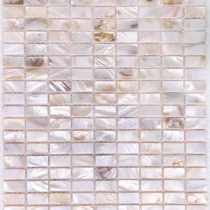 Puede incluir: Una hoja de mosaico compuesta por numerosas baldosas rectangulares. Las baldosas tienen una calidad nacarada e iridiscente con una mezcla de tonos blancos, crema y marrones sutiles. Las baldosas están dispuestas en un patrón de cuadrícula.