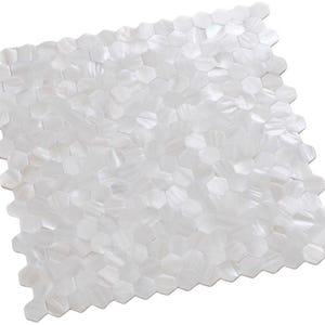 Puede incluir: Un cuadrado de azulejos de mosaico de nácar blanco. Los azulejos son hexagonales, creando un patrón de panal. La superficie iridiscente refleja la luz, dando un efecto brillante. Ideal para salpicaderos de cocina o paredes de baño.