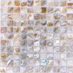 Puede incluir: Una lámina de mosaico compuesta por numerosas baldosas cuadradas pequeñas. Las baldosas exhiben una calidad nacarada e iridiscente con una gama de colores que incluyen crema, beige y toques de oro. El efecto general es una superficie brillante y texturizada.