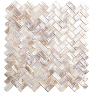 Op de afbeelding: Een close-up van een mozaïektegel met een visgraatpatroon. De tegels zijn rechthoekig en hebben een parelmoer, iriserende afwerking met tinten wit, beige en bruin. De tegels zijn diagonaal gerangschikt.