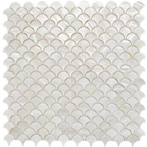 Puede incluir: Una hoja de mosaico cuadrada con un patrón repetitivo de baldosas blancas en forma de concha. Las baldosas tienen un brillo nacarado y están dispuestas en una cuadrícula, creando una superficie texturizada. Las líneas de lechada son de color beige claro.