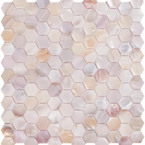 Puede incluir: Una hoja de mosaico compuesta por numerosas baldosas hexagonales. Las baldosas presentan un acabado nacarado con una mezcla de colores suaves, incluyendo blanco, rosa pálido y beige. El efecto general es una superficie sutil e iridiscente.