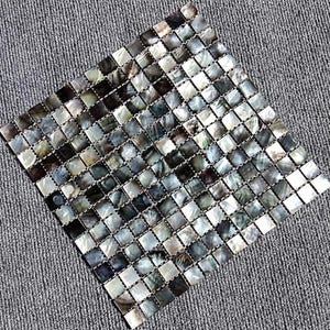 Może przedstawiać: Zestaw trzech ceramicznych kubków z nakrapianym, matowym wykończeniem. Kubki są w odcieniach kremu, jasnego brązu i ciemnego brązu. Każdy kubek ma prosty, minimalistyczny design, idealny do kawy lub herbaty.