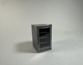 Miniatura di cantinetta per vini in scala 1:12 / Accessorio da cucina per casa delle bambole (41x50,90x71,47 mm)