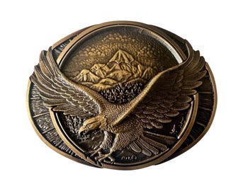 Hebilla de cinturón de latón macizo con águila en vuelo, de Montana Silversmiths.