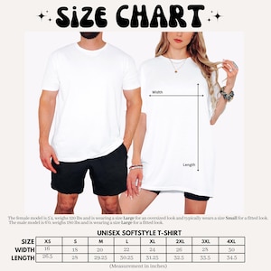 K&ouml;nnte beinhalten: Gr&ouml;&szlig;entabelle f&uuml;r ein Unisex-T-Shirt aus weichem Stoff, mit Ma&szlig;en in Zoll. Die Tabelle umfasst die Gr&ouml;&szlig;en XS bis 4XL, mit Breiten von 40.6 bis 76.2 cm und L&auml;ngen von 67.3 bis 87.6 cm. Der Text "SIZE CHART" steht oben.