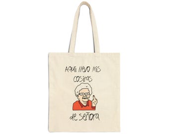 Aquí Llevó Mis Cosas de Señora Tote Bag | Spanish Funny Grandma Illustration