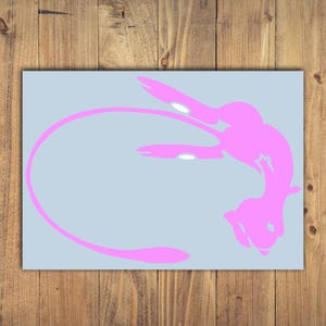 Könnte beinhalten: Rosa abstrakte Illustration einer katzenartigen Kreatur auf hellblauem Hintergrund. Das Design zeigt einen stilisierten, länglichen Körper und Schwanz mit weißen Akzenten an Ohren und Kopf. Das Kunstwerk ist vor einem Holzgrund platziert.