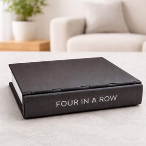 Puede incluir: Una taza de cerámica blanca con un asa negra y el texto "But First, Coffee" en un estilo manuscrito. La taza está sobre una superficie blanca. La taza mide aproximadamente 10 cm de alto.